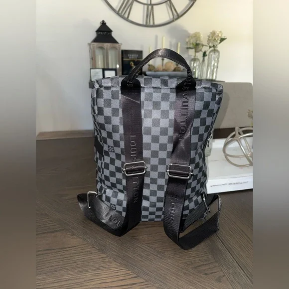 LV backpack - Picture 3 of 10